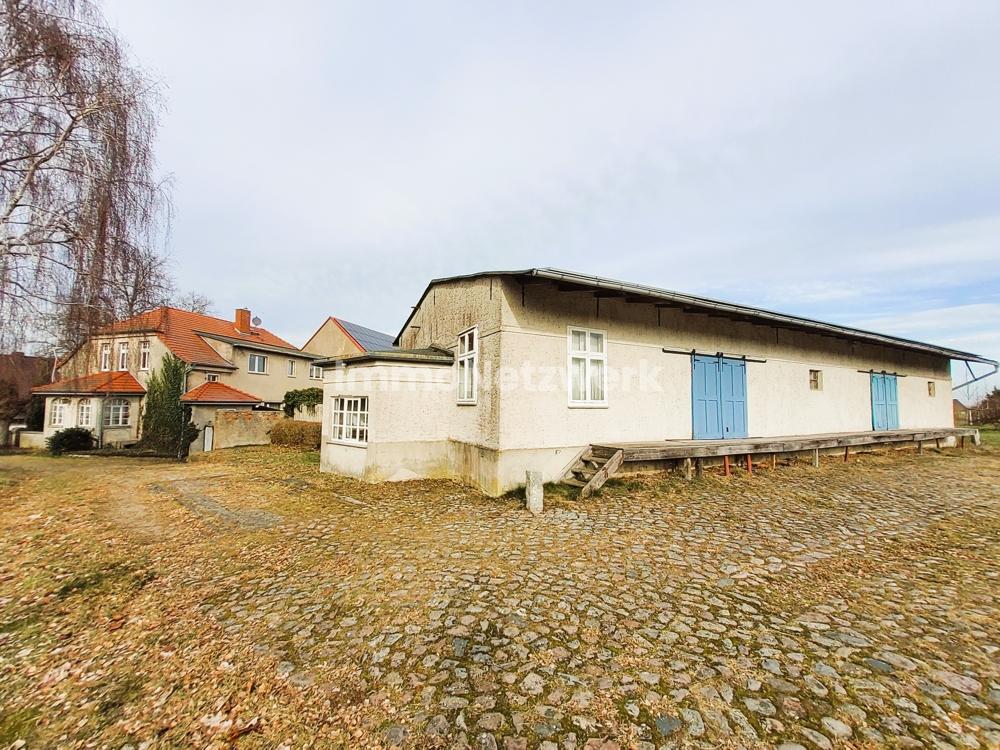 Ansicht zweites Gebäude mit dahinterliegenden Haupthaus