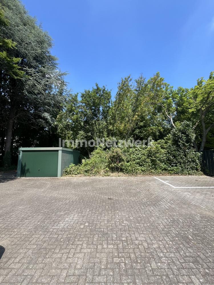 Parkplatz mit Garage