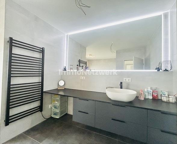 Badezimmer Waschbecken mit LED Spiegel