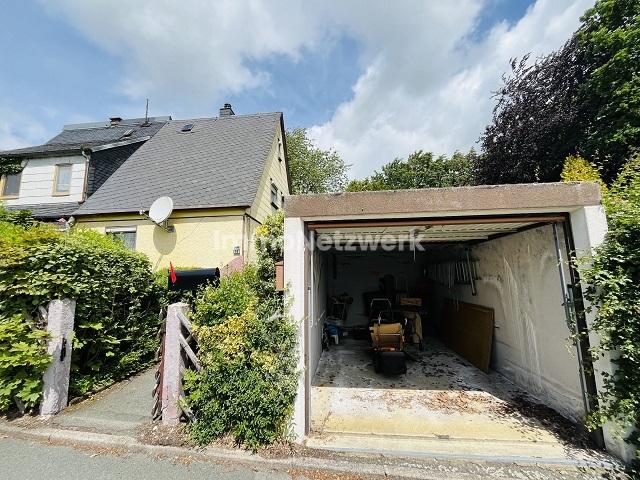 Hausfront mit Garage