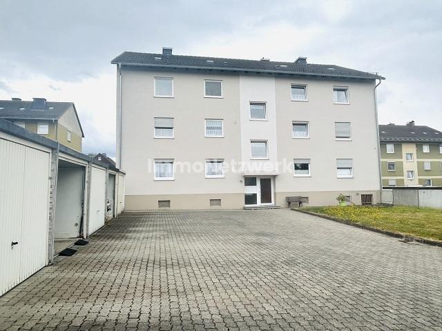 Front mit Garagen