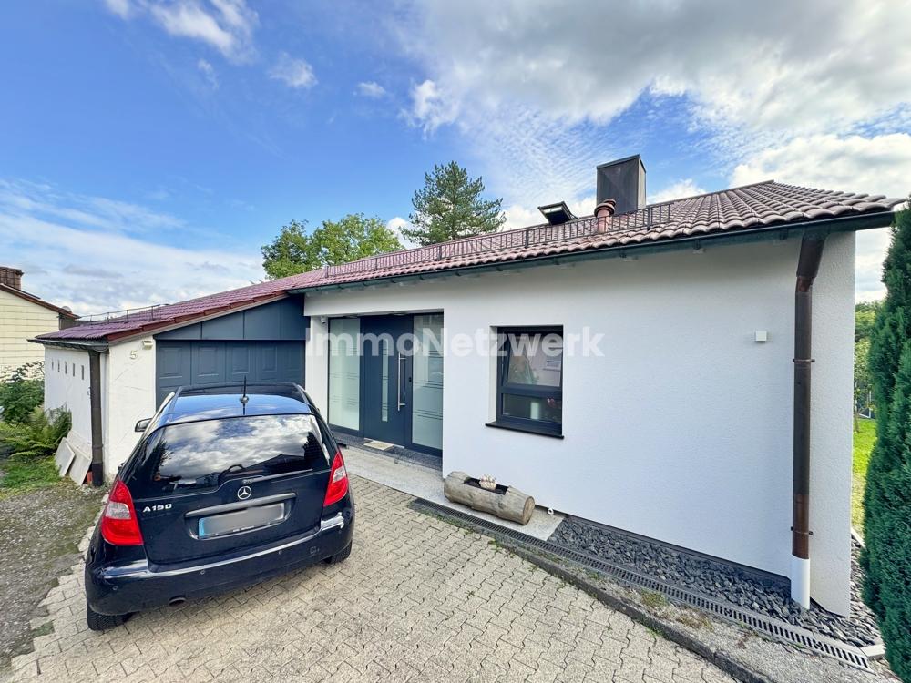 Eingangsbereich mit Stellplatz und Garage 