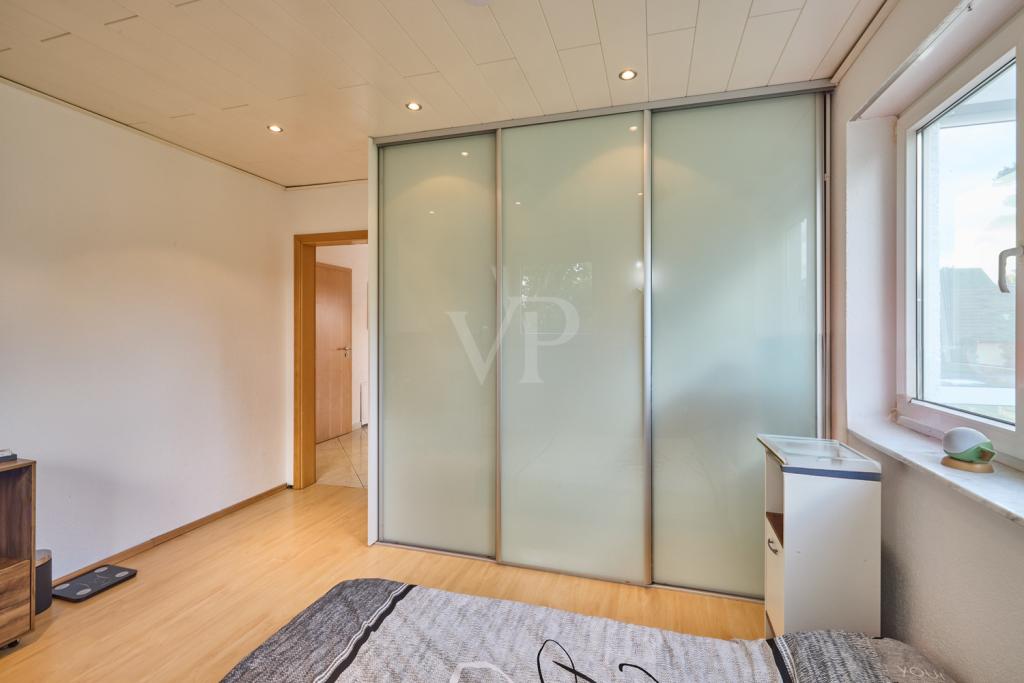 Schlafzimmer mit hochwertigen Einbauschrank 