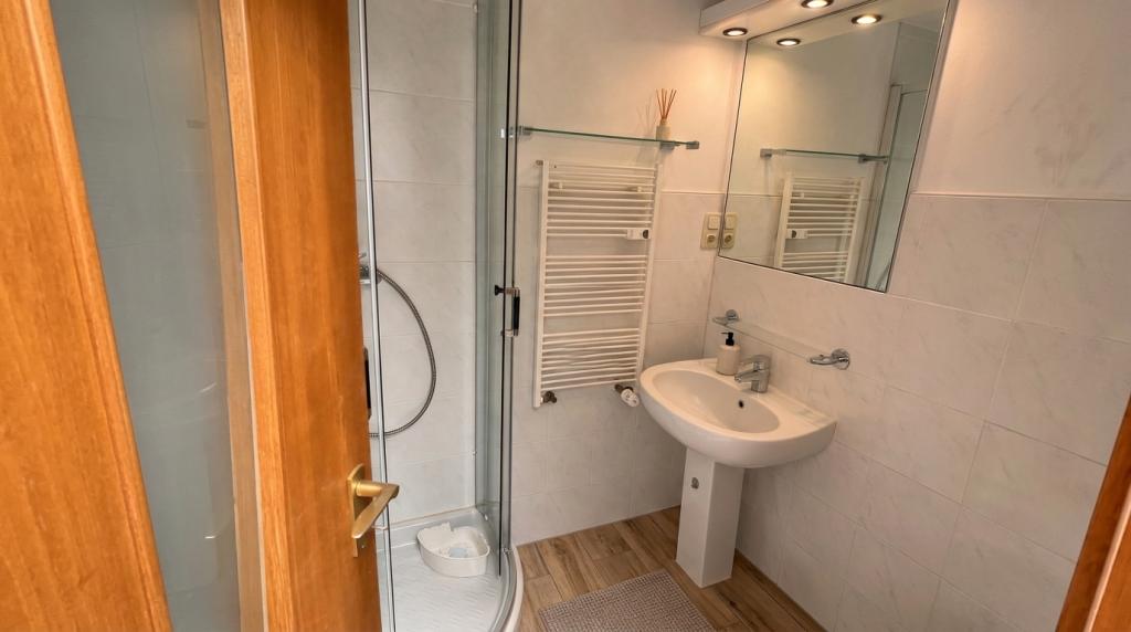 Hell und freundlich! Großzügige DG-Wohnung mit Loggia & Weitblick - Photo 2
