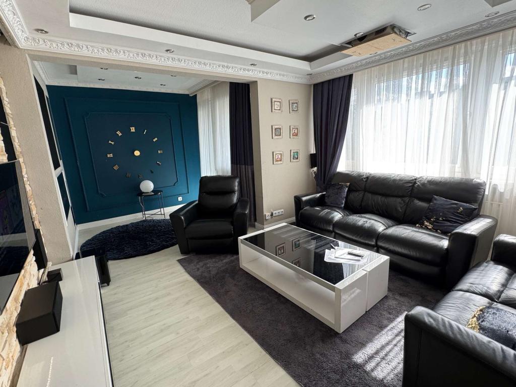 Helles Wohnzimmer mit großen Fenstern und Logia