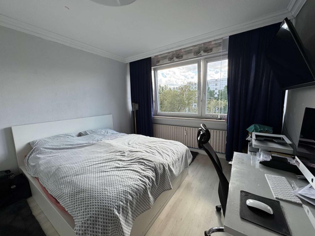 Schlafzimmer mit Platz für einen Schreibtisch