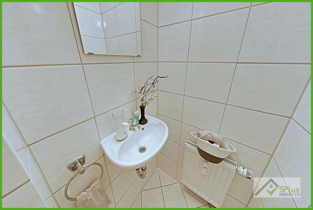 5Plus Immo Mietwohnung Inden/Altdorf Gäste-WC