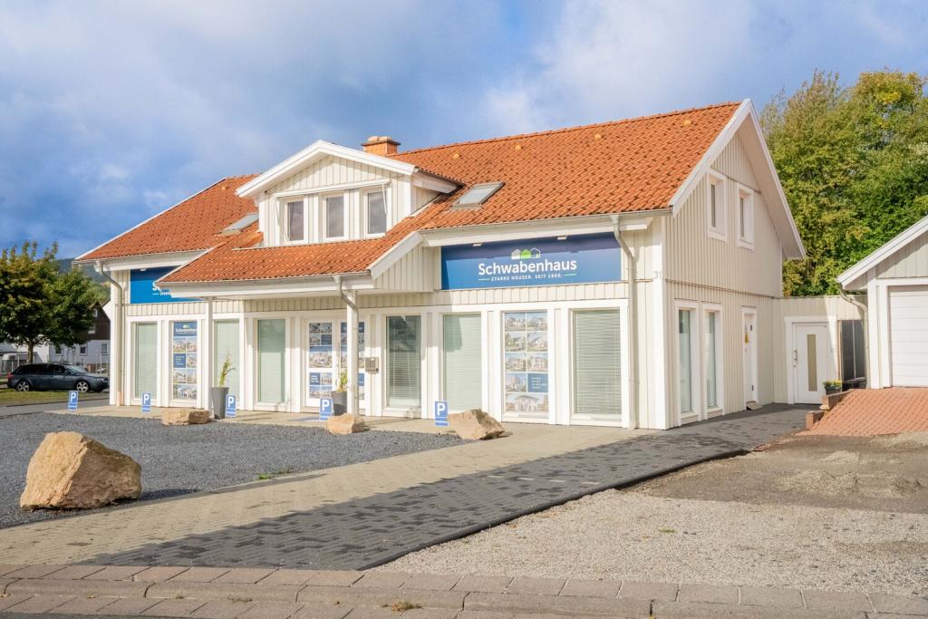 Süd-Ost-Seite mit Eingang zur Gewerbefläche