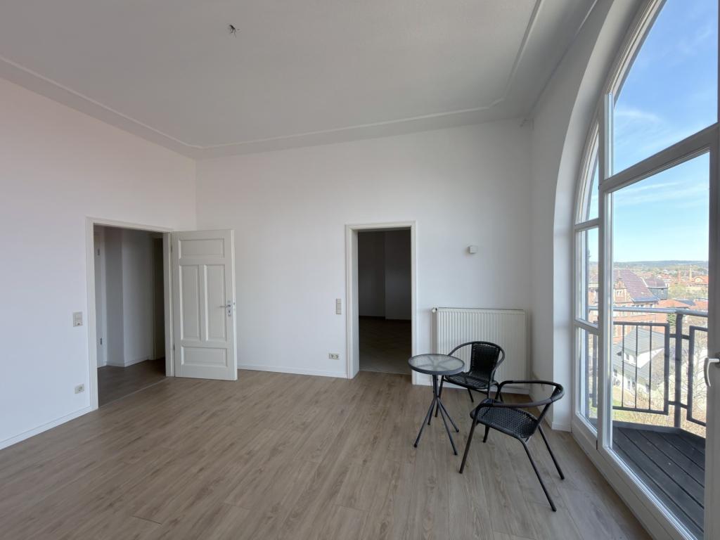 Moderne Dachgeschosswohnung mit Panorama-Ausblick! - Photo 2