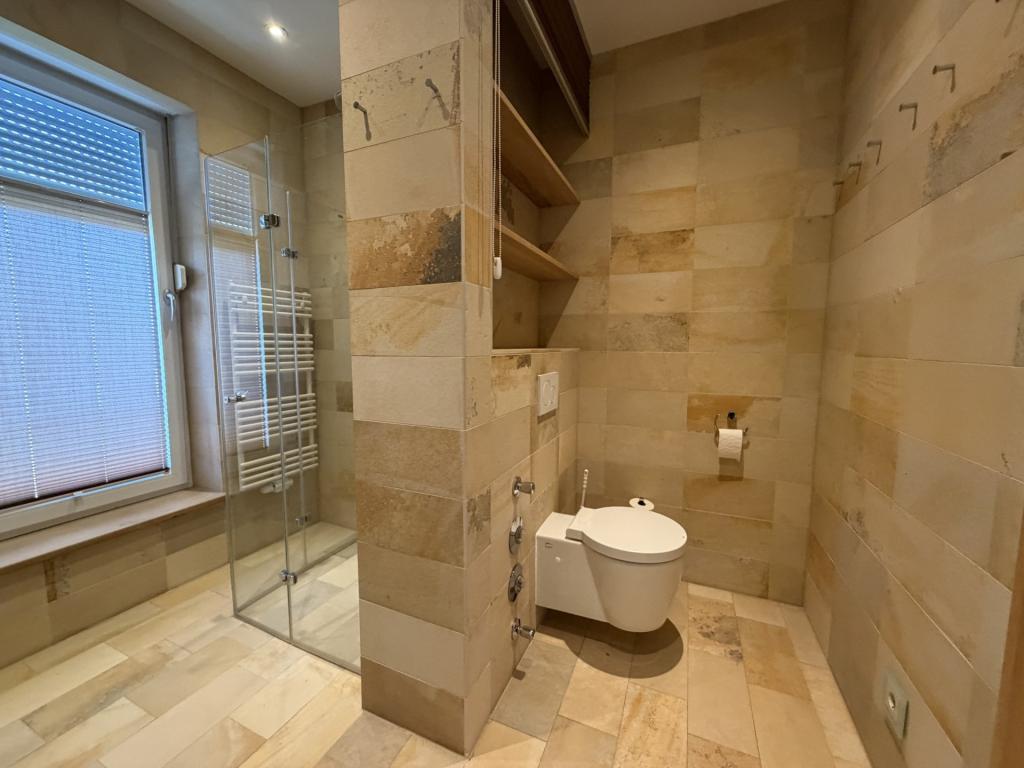 Moderne Dachgeschosswohnung in ruhiger Lage! - Photo 5