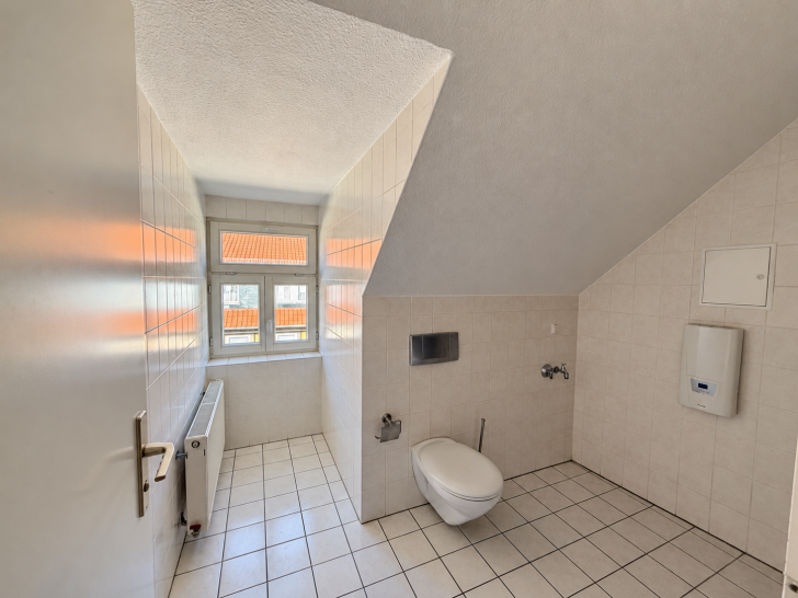 Charmante Dachgeschosswohnung mit Einbauküche in Wernigerode! - Foto 3