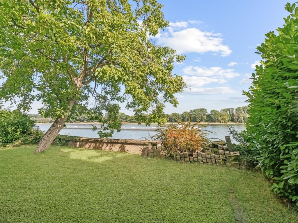 Garten mit Blick zum Wasser