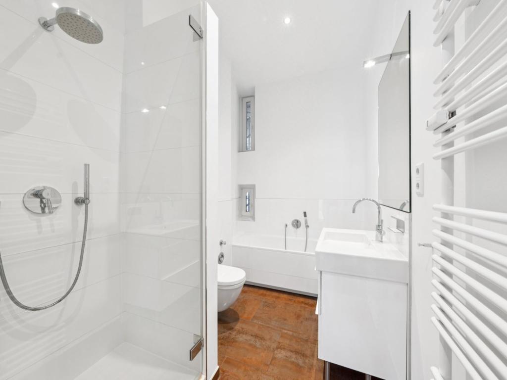 Bad mit Dusche und Wanne