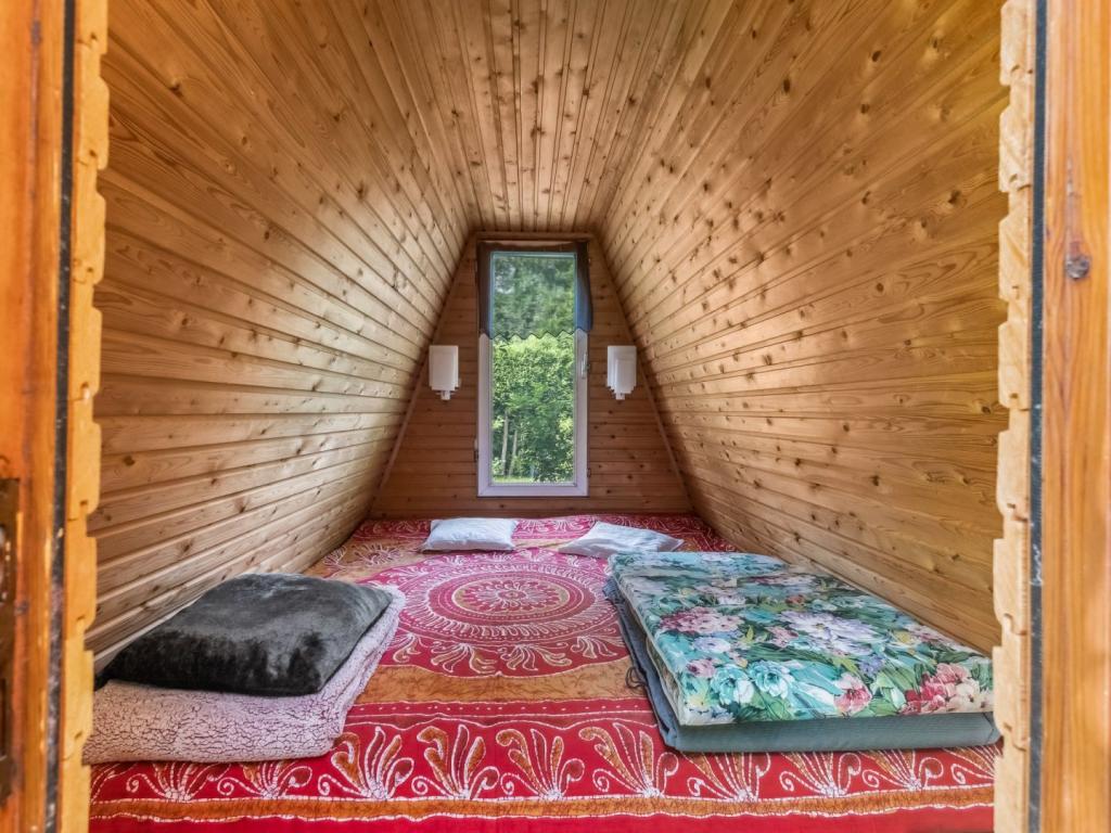 Finnhütte im Garten von innen