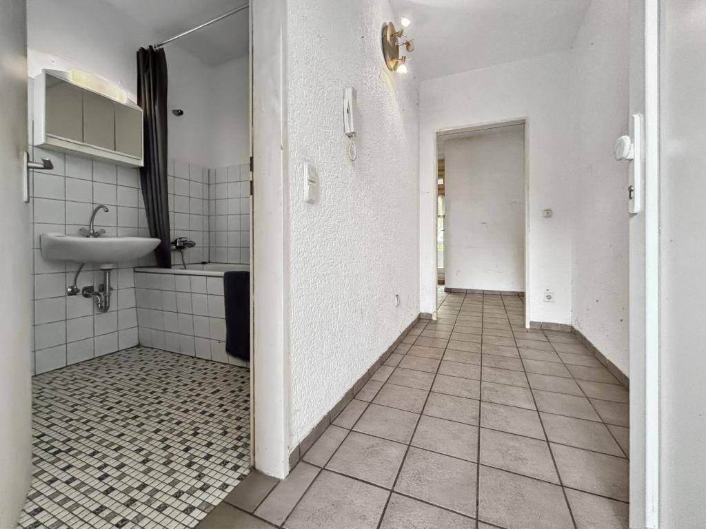 Flur mit Blick ins Badezimmer