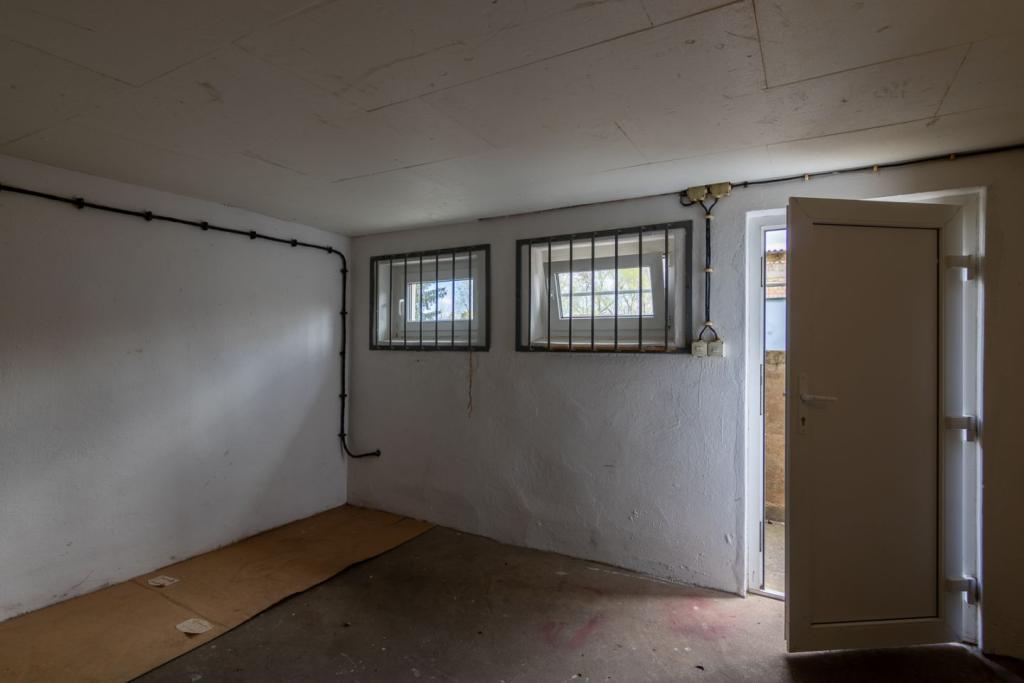 Keller Gemeinschaftsraum und Außeneingang