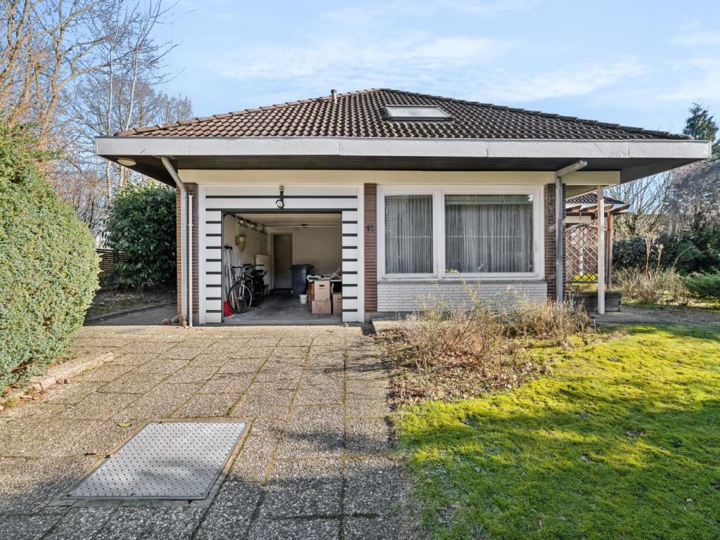Ansicht mit Garage