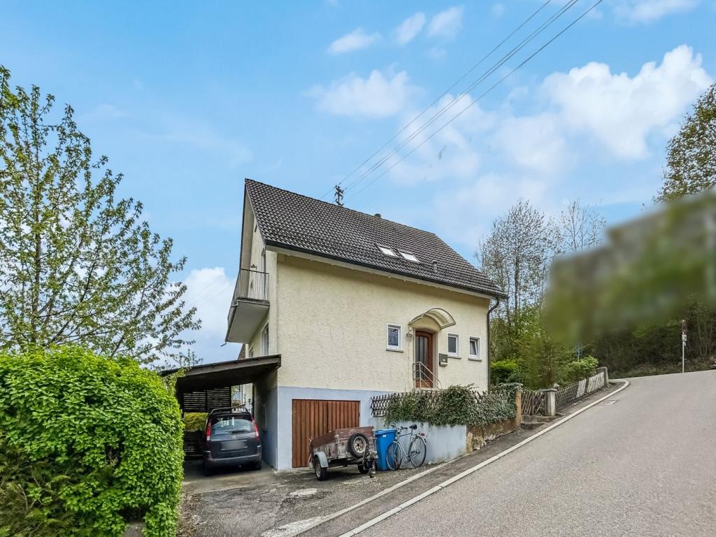 Ansicht mit Carport