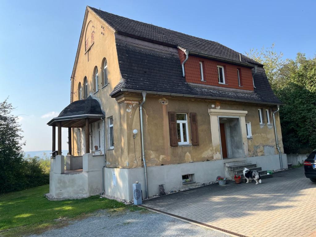 Villa mit aktueller Fassade