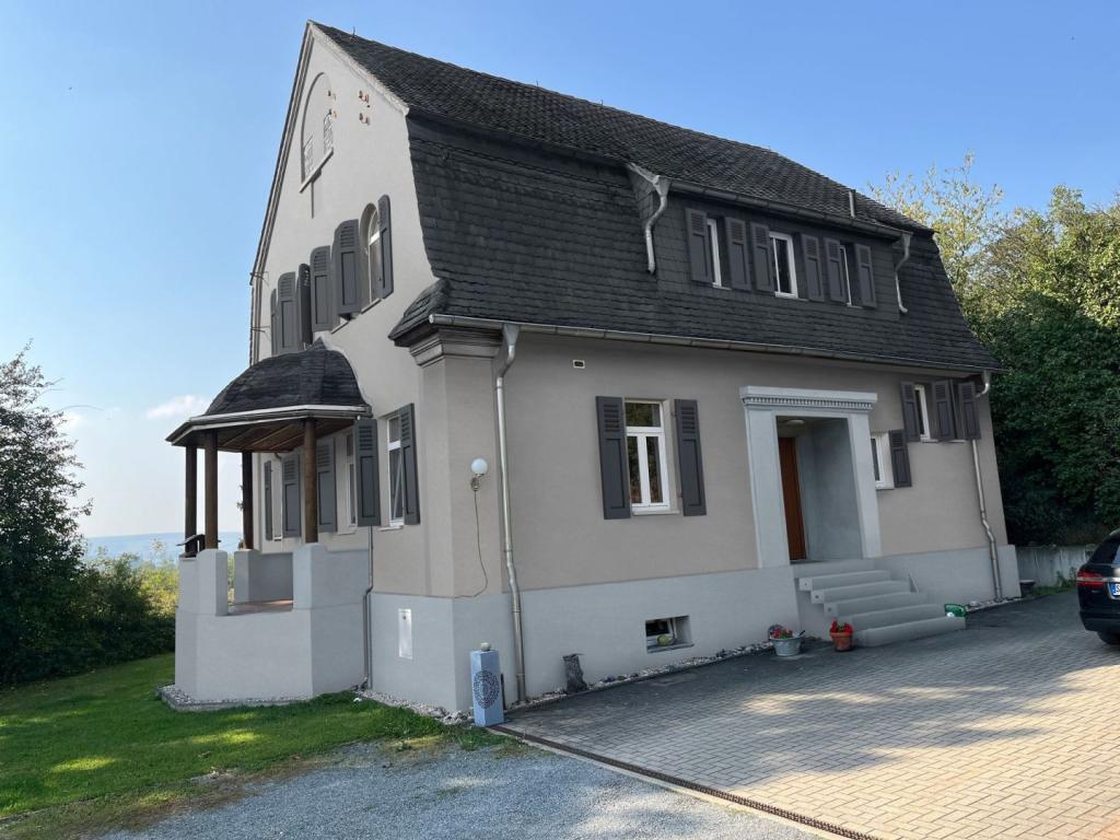 Villa mit neuer Fassade