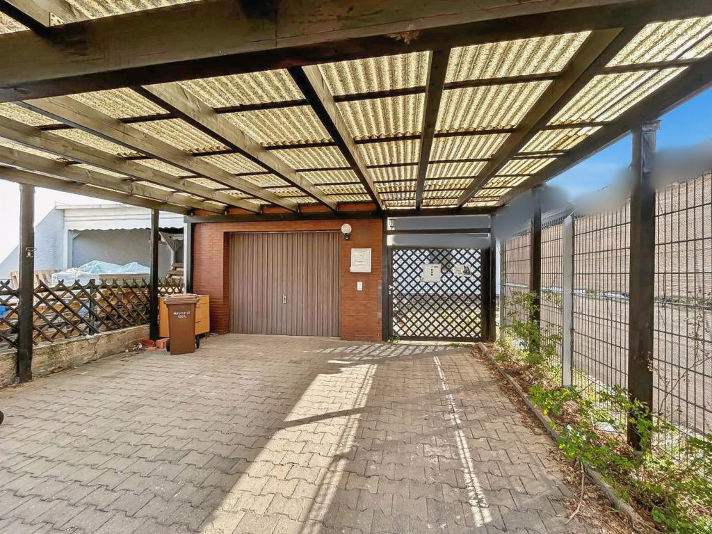 Zugang und Garage