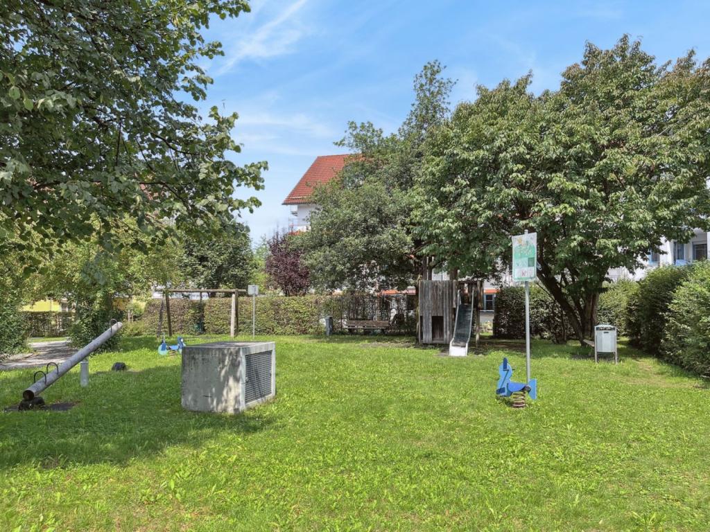 Garten mit Spielplatz