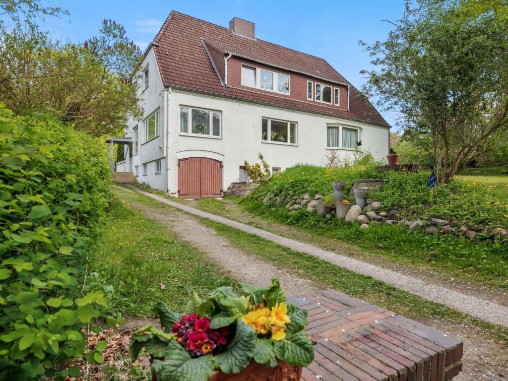 Auffahrt und Südansicht