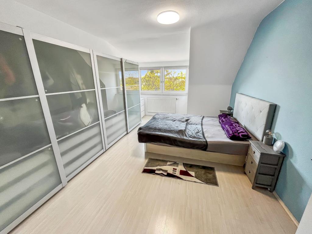 Schlafzimmer 1
