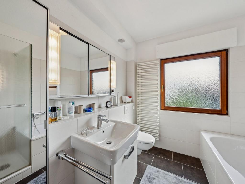 Großes Bad mit Dusche u. Wanne