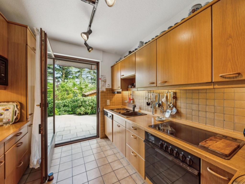 Küche mit Ausgang zur Terrasse