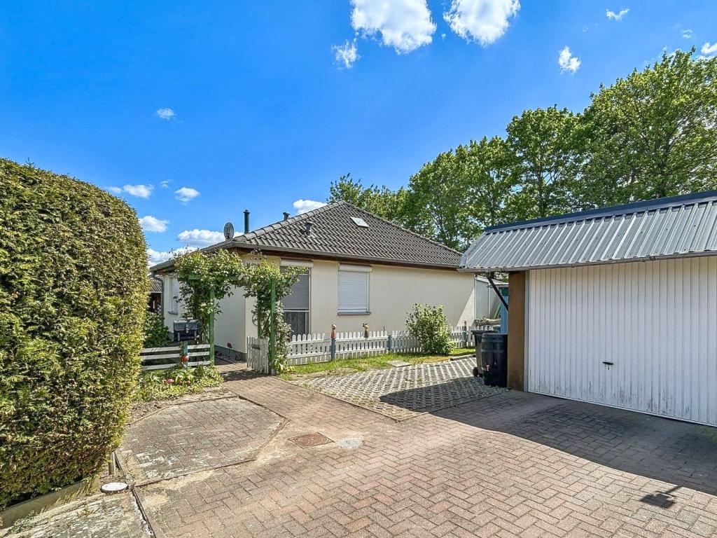 Zufahrt und Garage