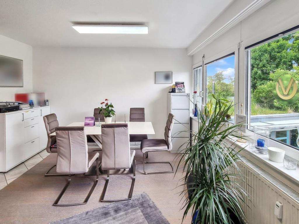 Büro mit Besprechung 