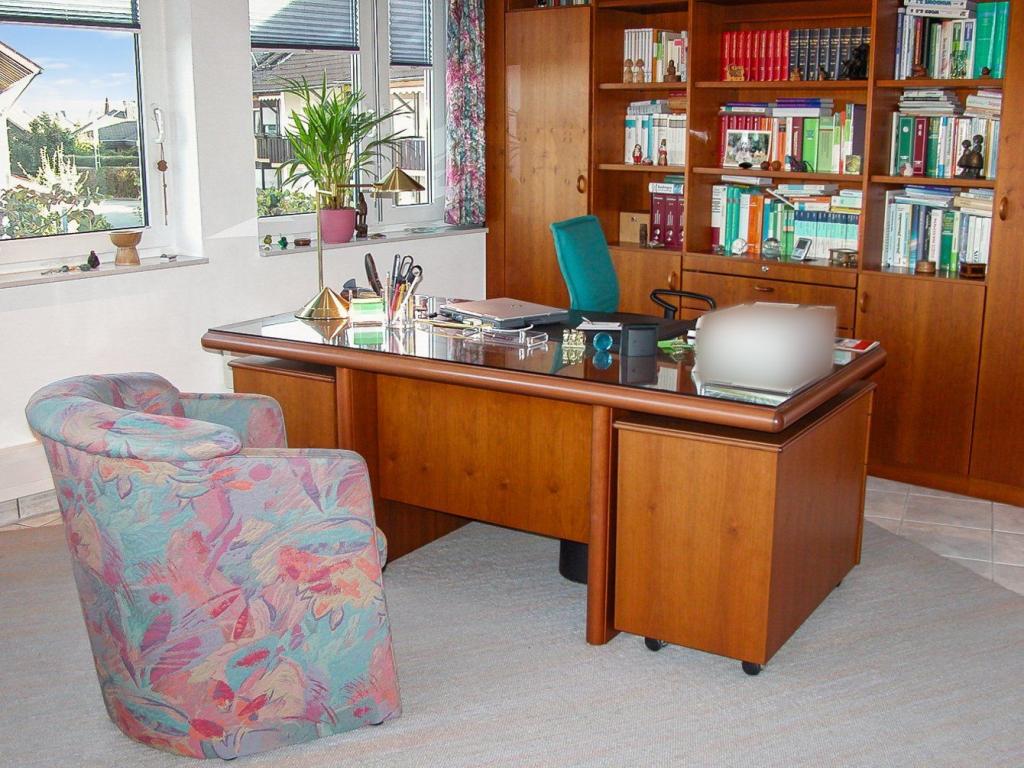 Büro mit Einbauschrank