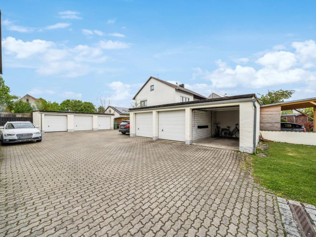 Garagen und Stellplätze