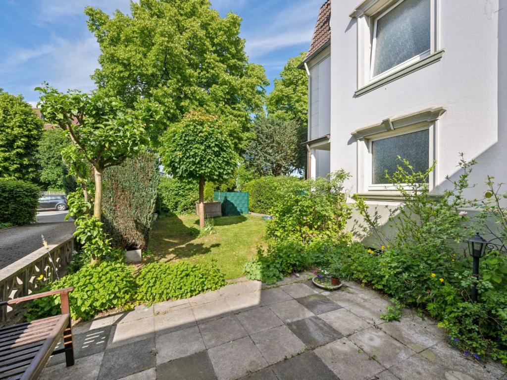 Vorgarten mit Terrasse