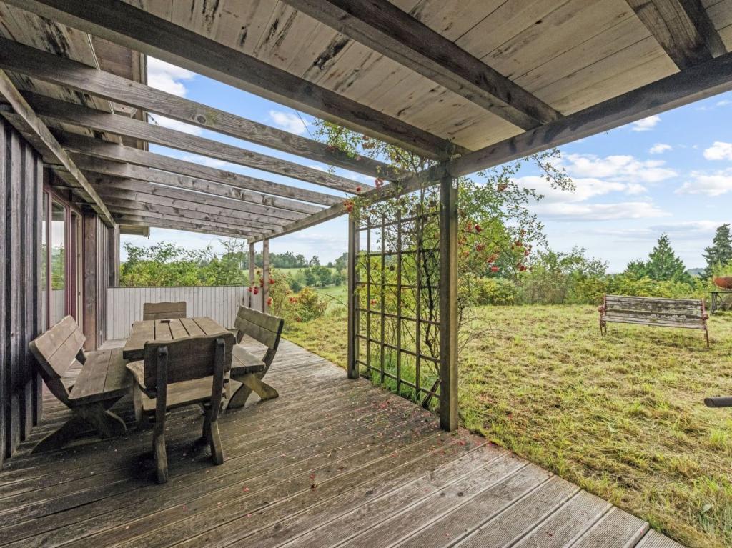 Überdachte Terrasse mit Garten