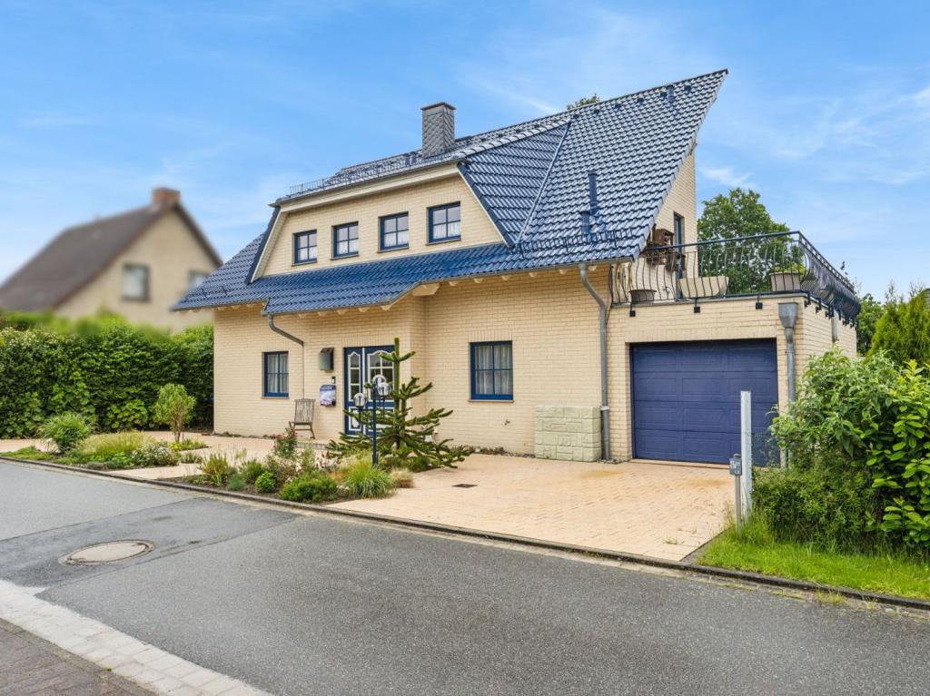 Gebäude mit Garage