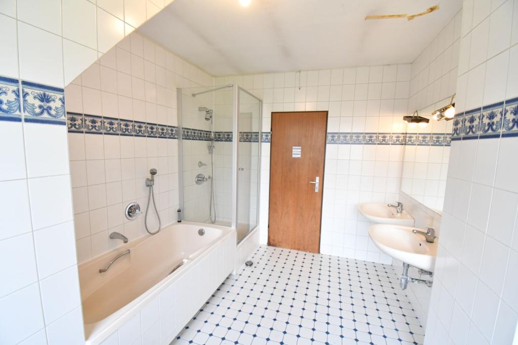 BAD 2 MIT DUSCHE U. WANNE