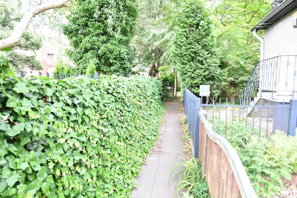 FUSSWEG ZUM HAUS
