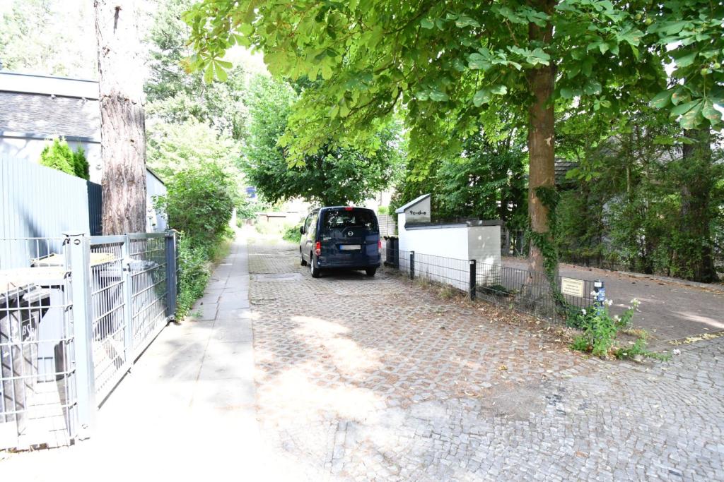 ZUFAHRT MIT PARKPLÄTZEN