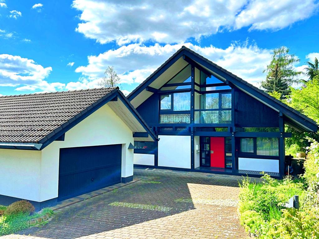 Frontansicht mit Garage