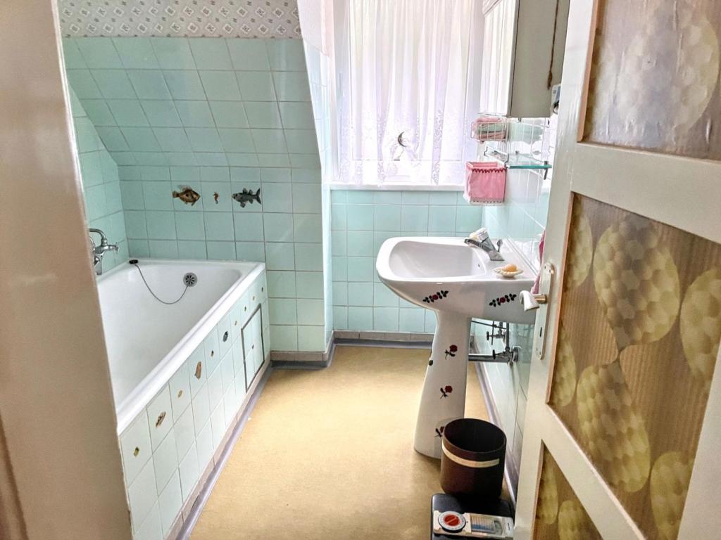 Bad mit Wanne