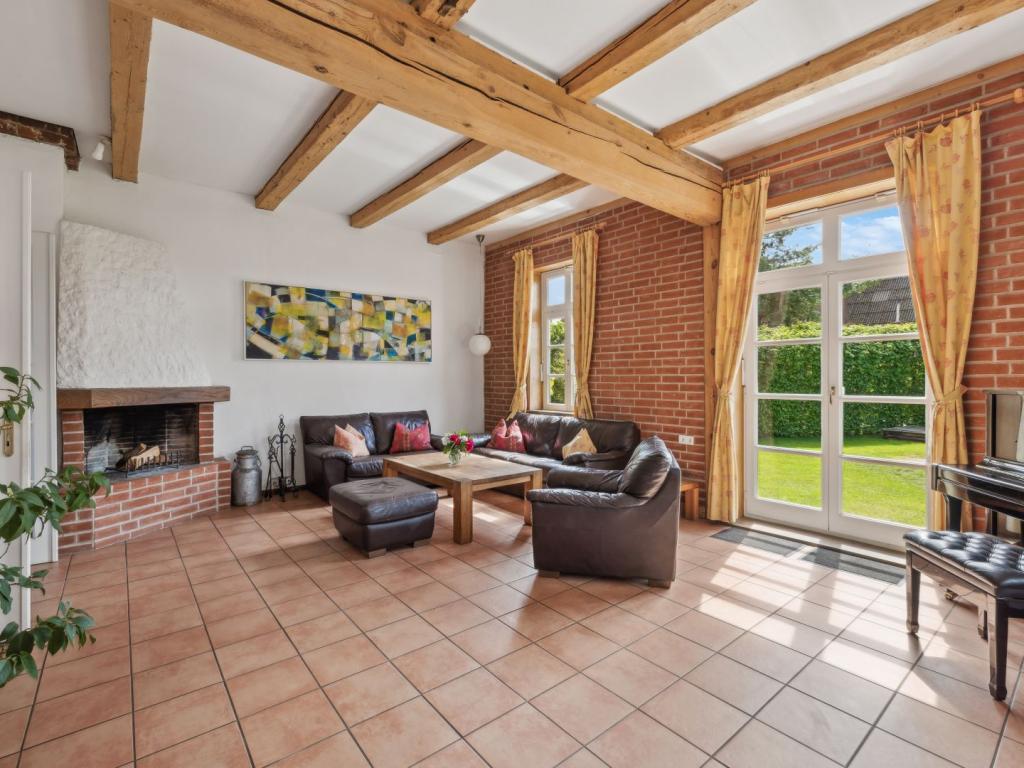 Großes Wohnzimmer mit Kamin