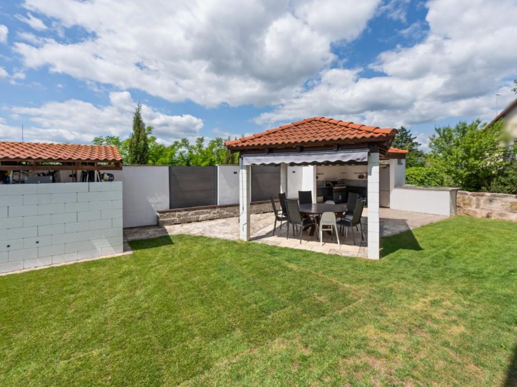 Einfahrt und Pergola _2