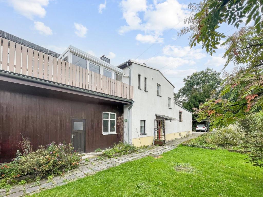 Rückseite mit Wintergarten 