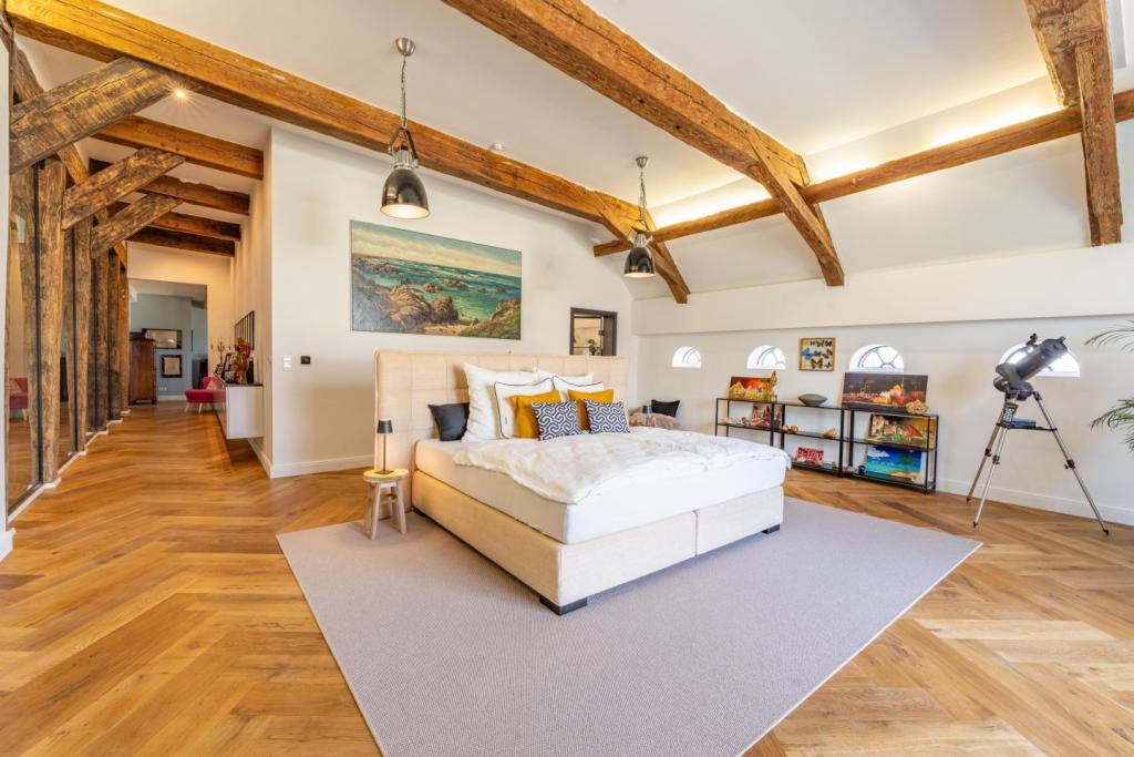 MASTERBEDROOM