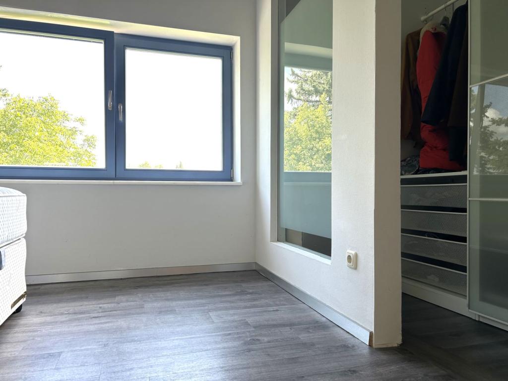 Schlafen und Kleiderschrank