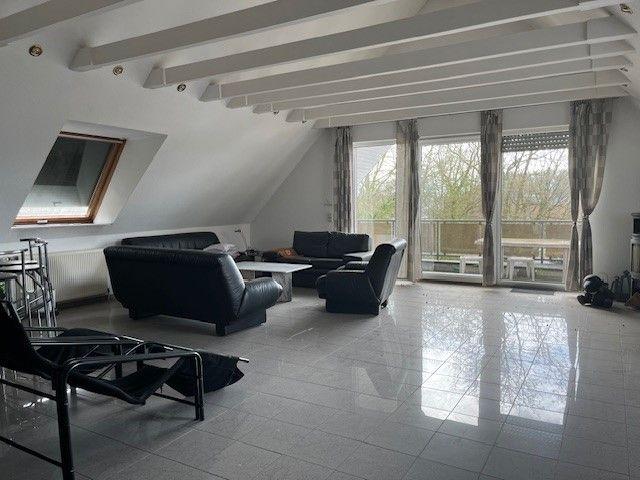 Wohnzimmer mit Balkon