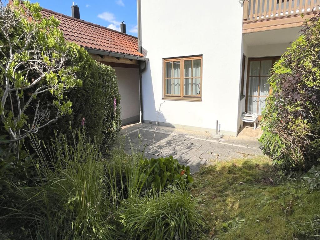 Vorgarten mit kleinem Teich