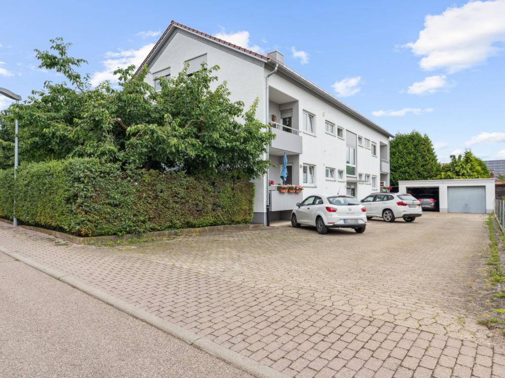 Hauseingang und Grundstück_2